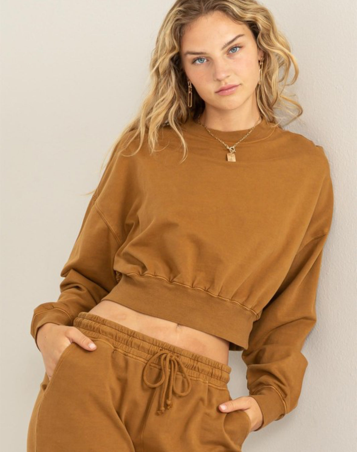 MOCK NECK CROPPED SWEASHIRT